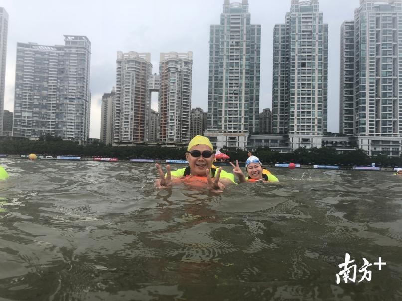 女主播横渡珠江时拍摄的“泳士”画面。