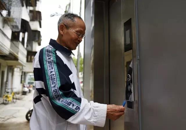 居民在使用东区柏苑新村水仙阁3栋加装的电梯。（资料图片）  记者  文波  摄