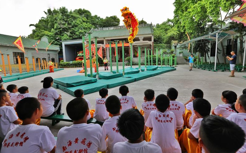 学员们感受岭南文化。西樵供图 学员们感受岭南文化。西樵供图