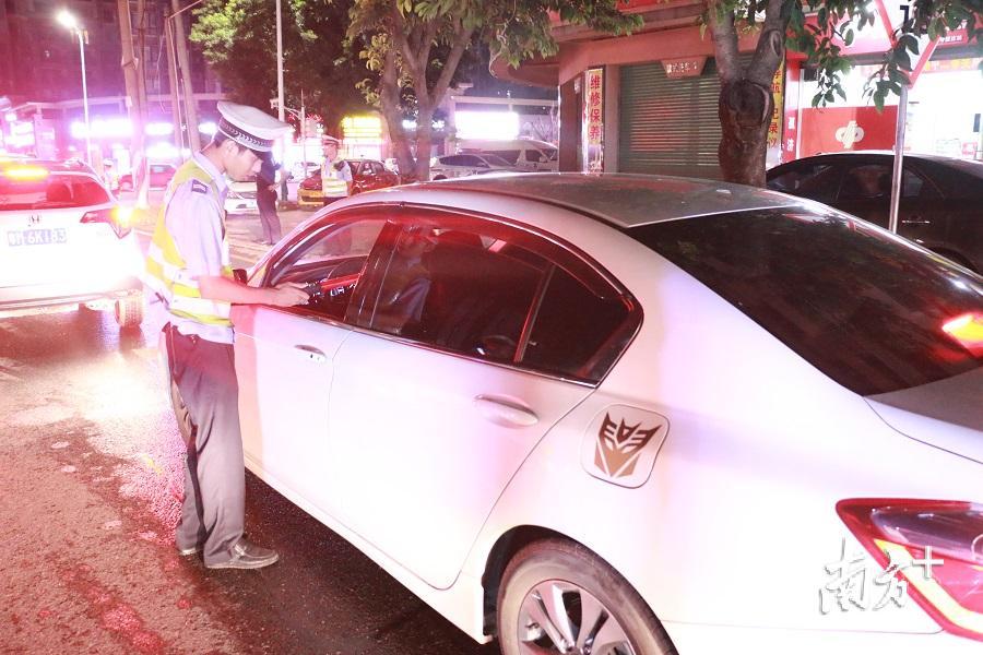 交警部门采取定点设卡与机动巡逻相结合方式,集中开展统一夜查行动。 交警部门采取定点设卡与机动巡逻相结合方式,集中开展统一夜查行动。