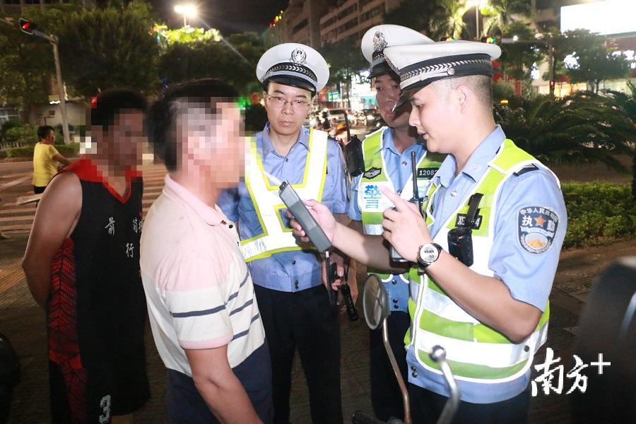 交警部门对过往车辆进行逐一排查。 交警部门对过往车辆进行逐一排查。