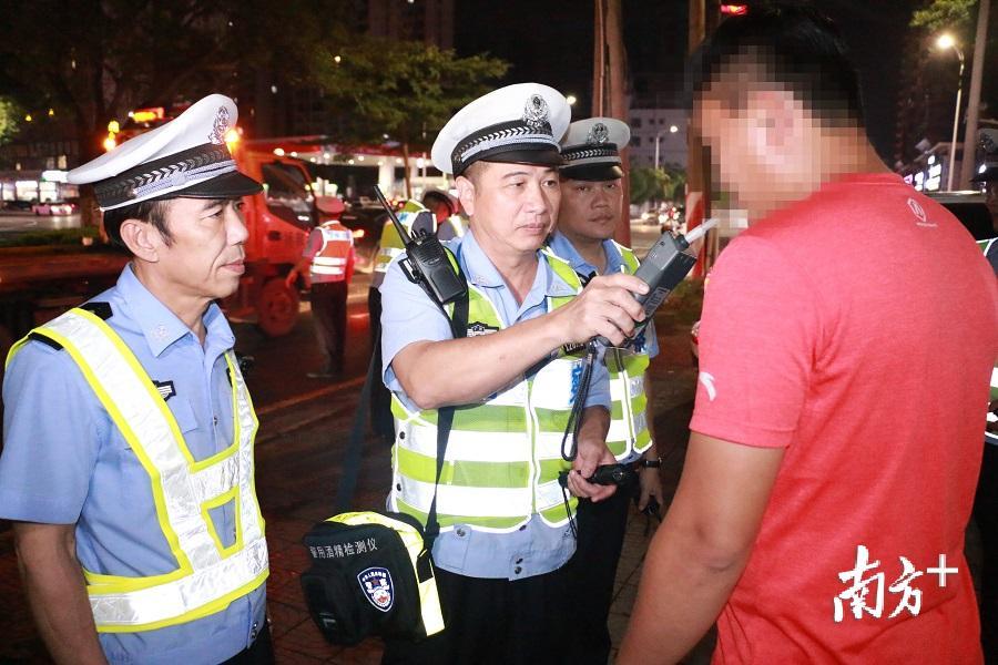 交警部门对涉嫌人员进行认真测试。 交警部门对涉嫌人员进行认真测试。