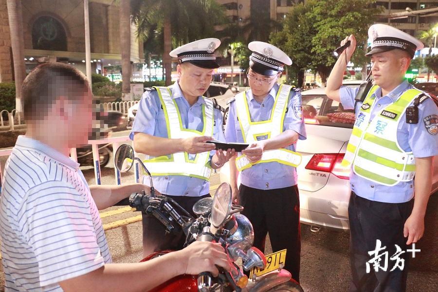 交警部门还加强对摩托车酒驾违法行为的查处力度。 交警部门还加强对摩托车酒驾违法行为的查处力度。