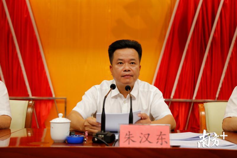 会议由大埔县委书记朱汉东主持。
