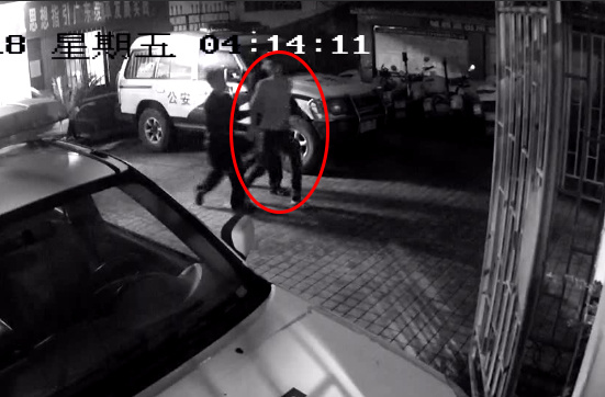 犯罪嫌疑人在城西派出所滋事。 犯罪嫌疑人在城西派出所滋事。