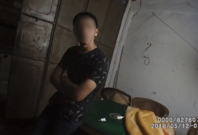 犯罪嫌疑人在东湖路麻将馆滋事。 犯罪嫌疑人在东湖路麻将馆滋事。