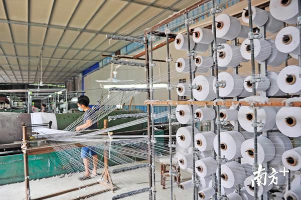 在兴宁宁新街道办，仍有部分纺织厂，但都改用现代化纺织机器。