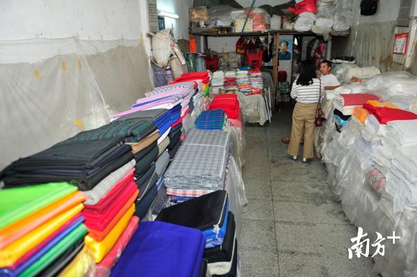 售卖兴宁土布的商店曾遍布兴宁大街小巷，如今仅剩几家还在卖布。（南方日报记者 何森垚 摄）