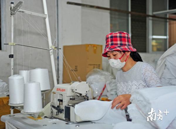 兴宁纺织业的形成由来已久，曾经的织布木机被各式各样的现代化机器取代。（南方日报记者 何森垚 摄）