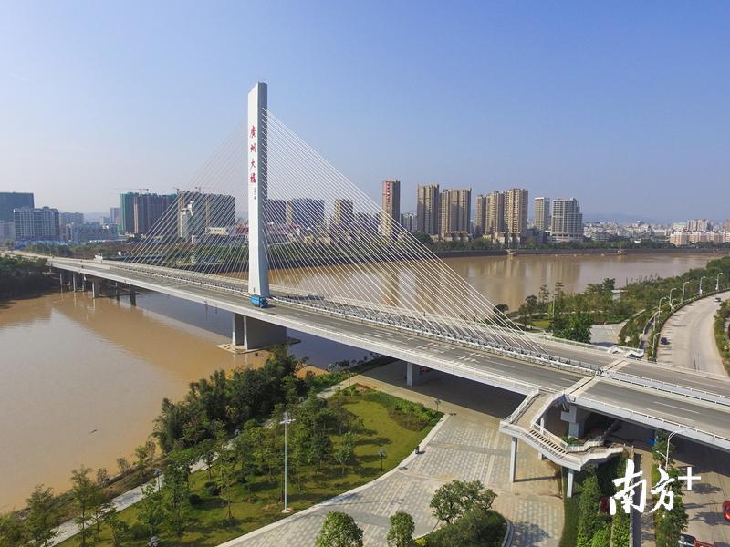 连接江南新城与芹洋半岛的广州大桥。（南方日报记者 何森垚 摄）