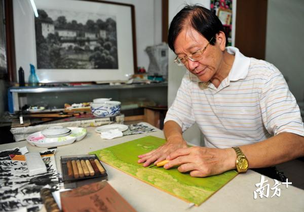 兴宁版画非遗传承人陈其伟正在制作版画。（南方日报记者 何森垚 摄）