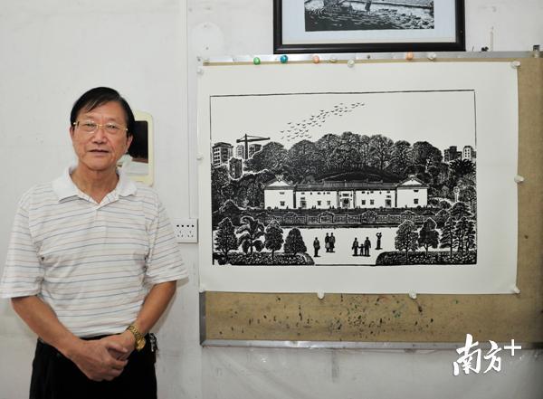 兴宁版画非遗传承人陈其伟向记者展示其版画作品。（南方日报记者 何森垚 摄）