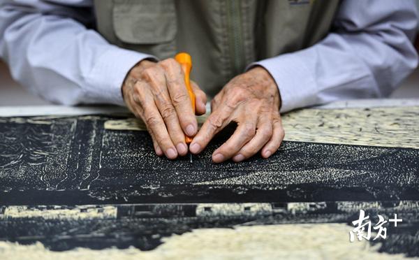 创作版画需要有非常好的耐心和细腻的手工。（南方日报记者 何森垚 摄）