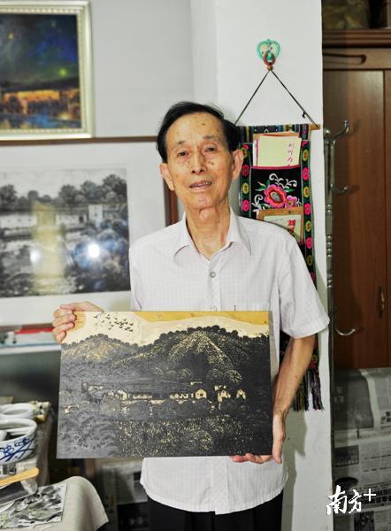 兴宁版画非遗传承人刘可为向记者展示其版画作品。（南方日报记者 何森垚 摄）