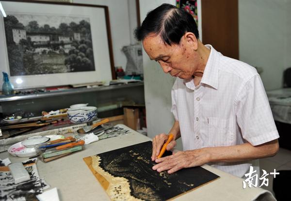 兴宁版画非遗传承人刘可为正在制作版画。（南方日报记者 何森垚 摄）