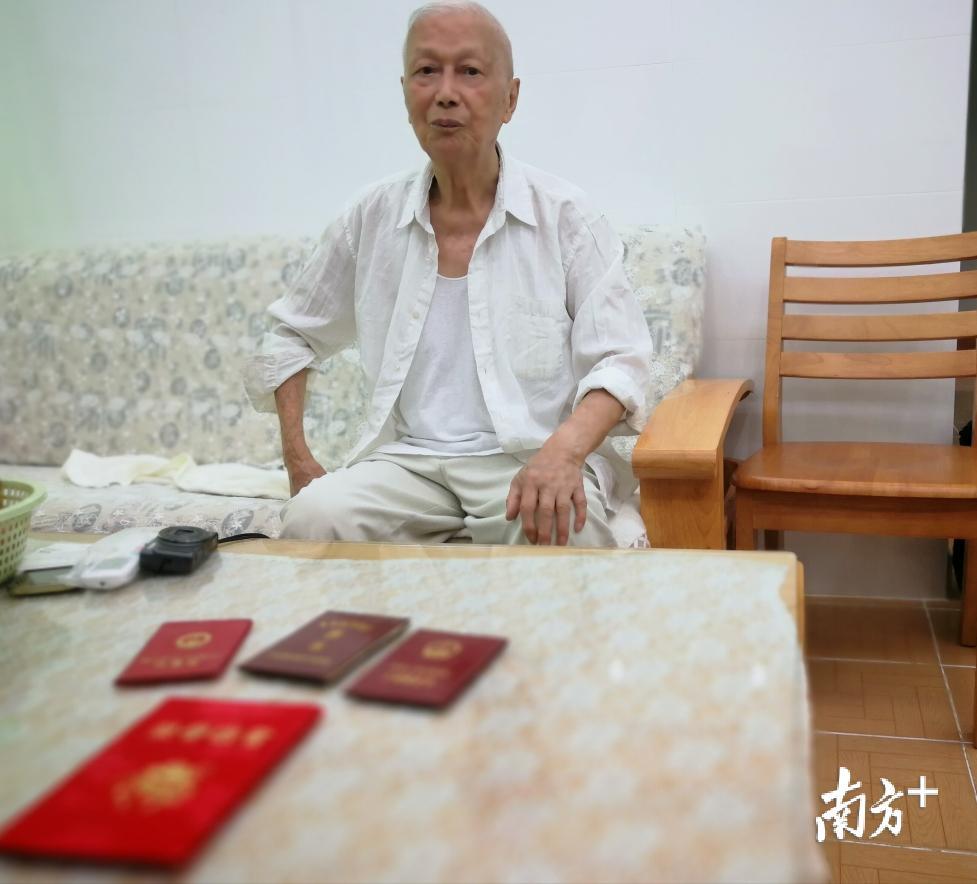 洪金安与部分获奖证书合照。尹辅华 摄 洪金安与部分获奖证书合照。尹辅华 摄