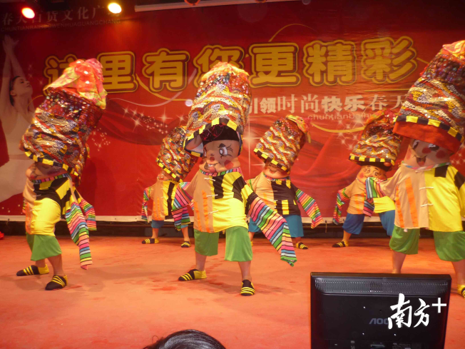 2011年木兰小分队表演的《东方神韵》，用傩舞演绎刀耕火种文明。舞蹈服装便是木兰小分队队员们自己制作。队员们把帽子戴在头上，帽檐长得都快接近肚皮了。而队员们的肚子上则画着各种各样夸张的笑脸。 受访者供图