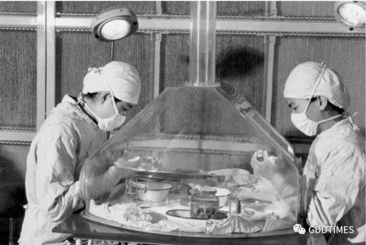 广州开发区一直很重视引进高科技企业。这些在当时看起来非常先进的“黑科技”，为全区不断腾飞打下坚实的基础。图为太平洋人工心脏瓣膜公司工人将经过技术处理后的猪心脏瓣膜缝制成人工心脏瓣膜。