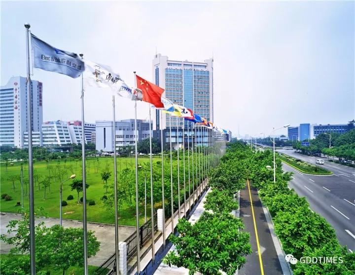 如今的广州开发区，客似云来，吸引了来自世界60多个国家和地区投资者落户。