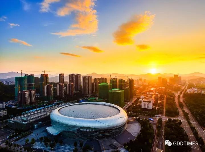 旭日东升，宝能国际演艺中心沐浴在霞光中，迎接美好的未来。（曾铠钢 摄）