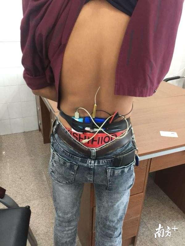 民警发现，考生身上暗藏着一套电子设备，包括纽扣摄像头、收发器及维持电源的充电宝等部件。