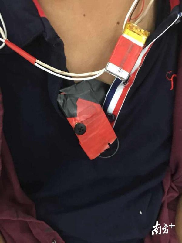 谢某助将作弊设备穿戴在身上。