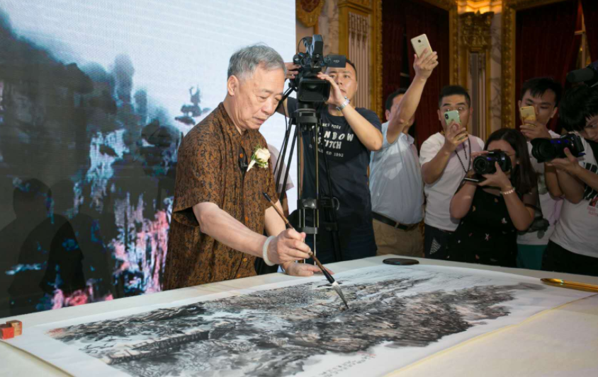 吴静山现场作画《山居图》。