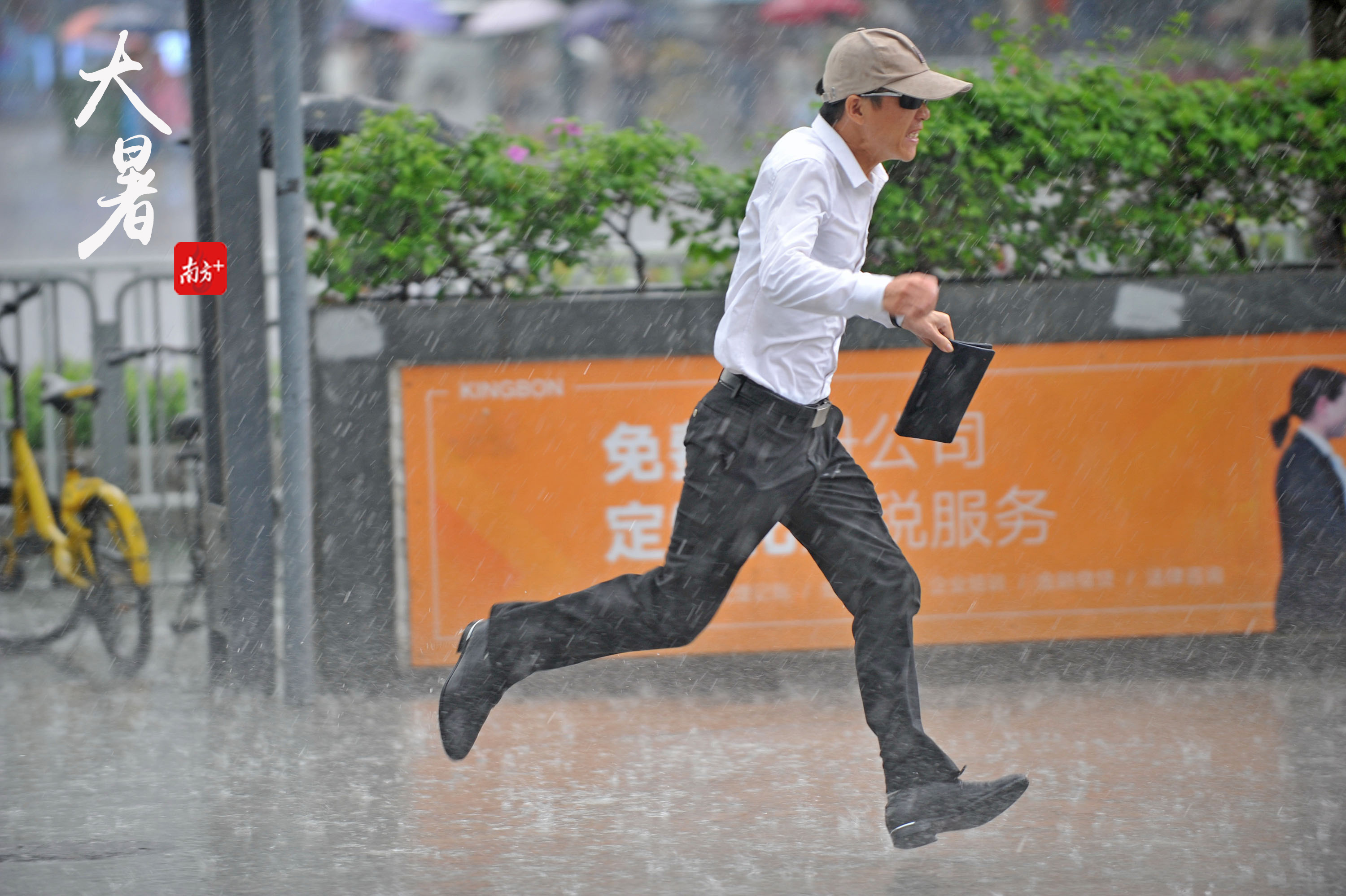 倾盆大雨来势凶猛,没准备伞的市民只能变成落汤鸡,奔走着躲避大雨