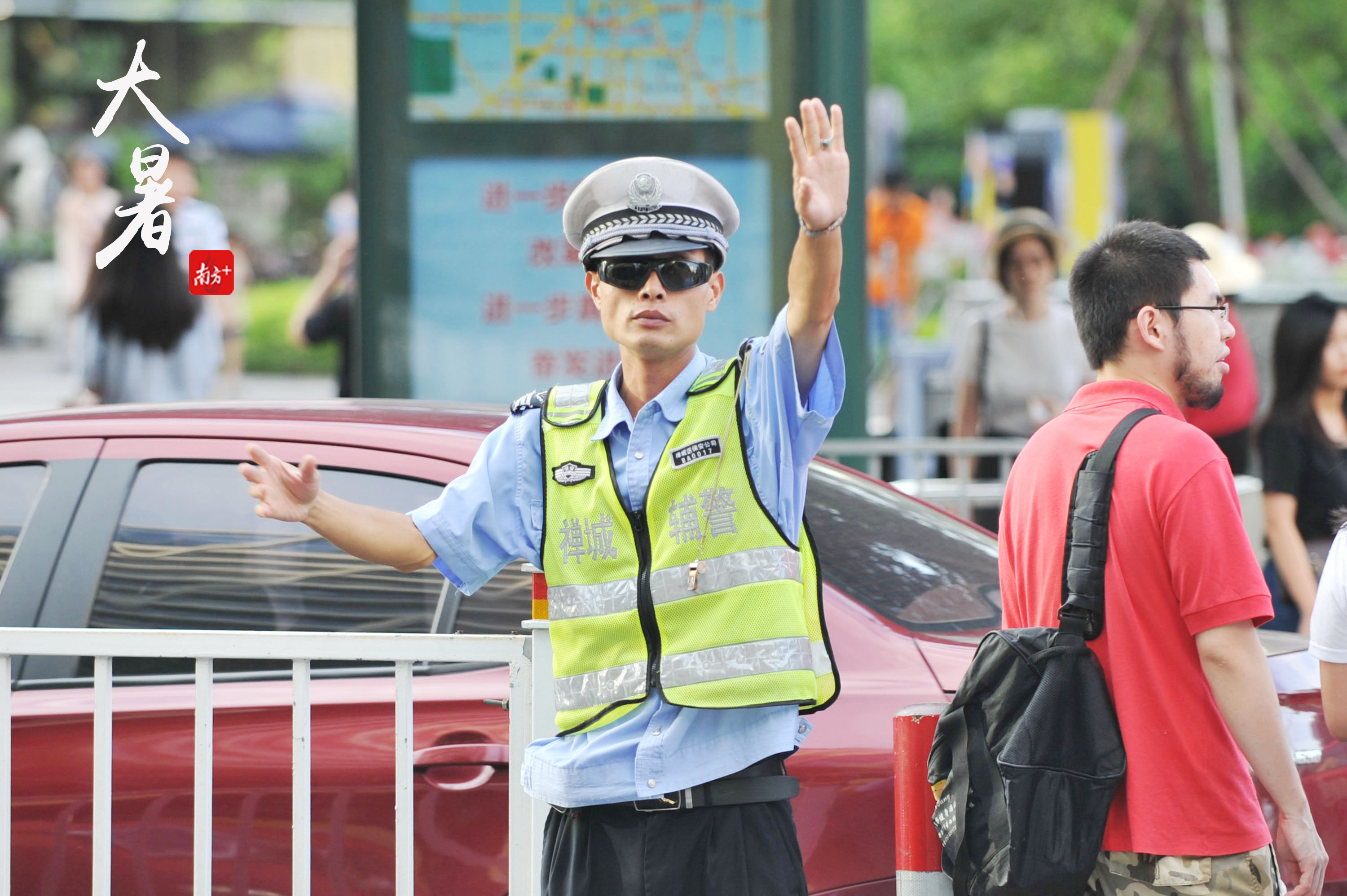 7月22日,禅城建新路,一位交警正在指挥交通.