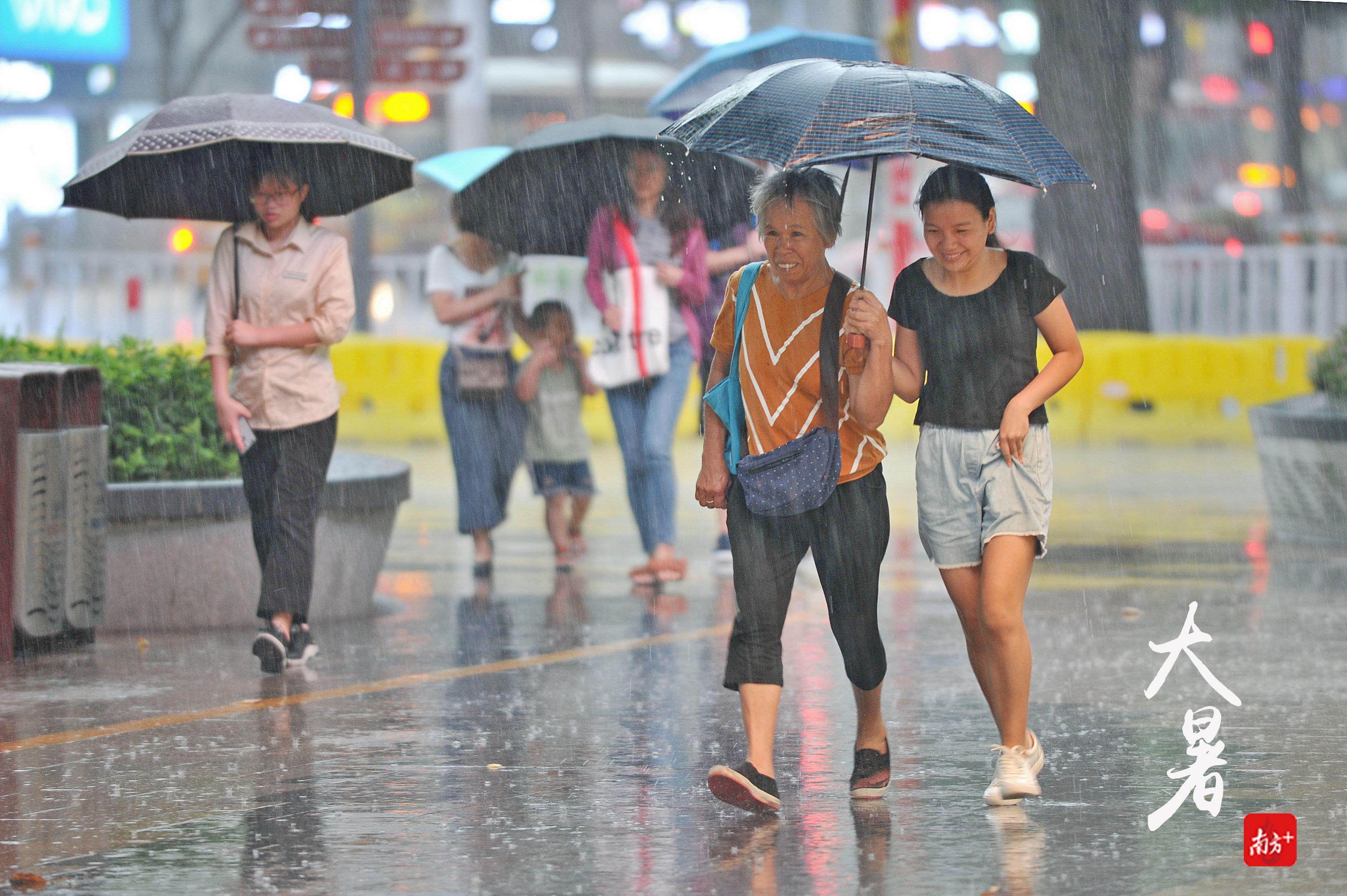 佛山街头,暴雨突如其来,市民们出行记得带备雨伞.