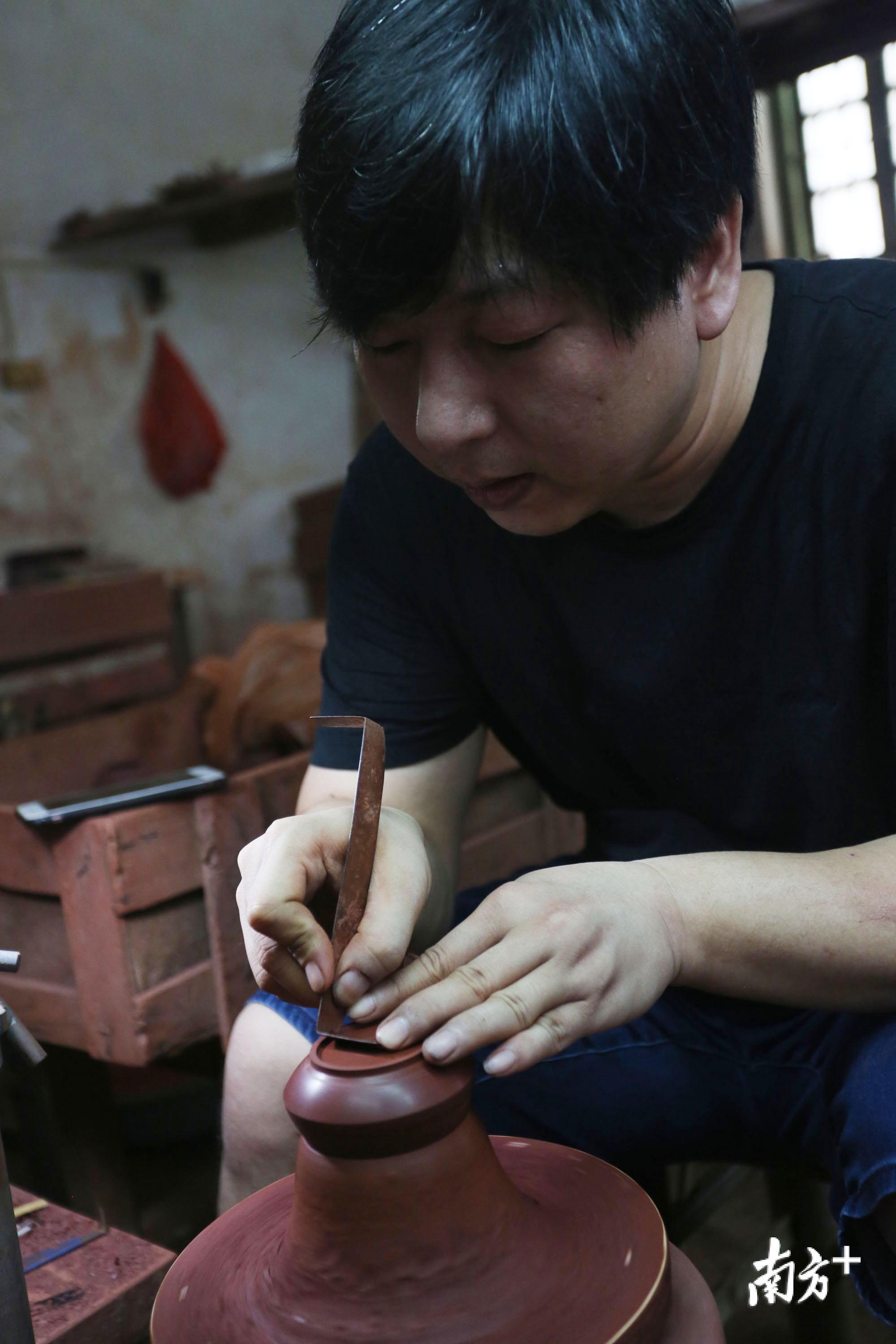 图为章广鑫在制作潮州手拉朱泥壶。 图为章广鑫在制作潮州手拉朱泥壶。
