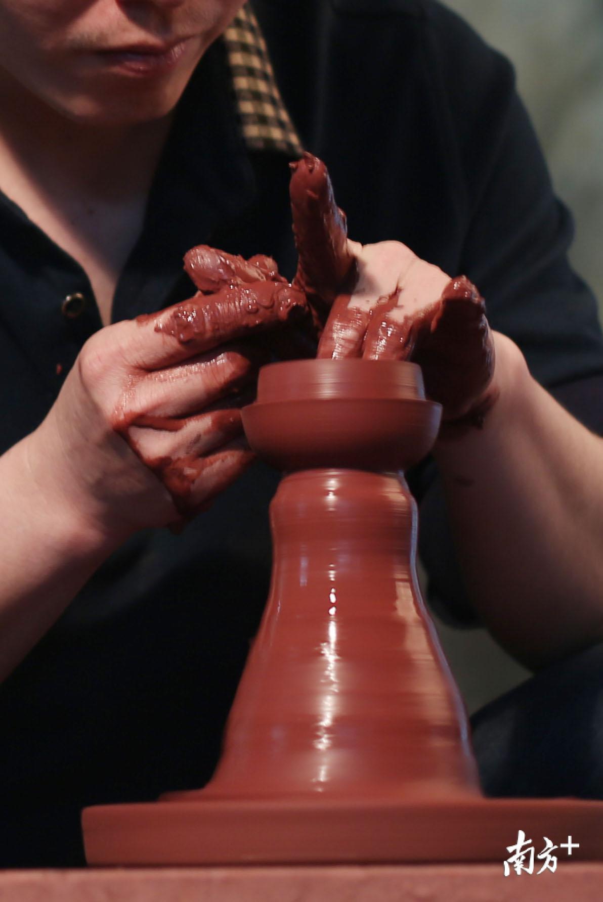 潮州手拉朱泥壶是国家级非物质文化遗产。 苏仕日 摄 潮州手拉朱泥壶是国家级非物质文化遗产。 苏仕日 摄