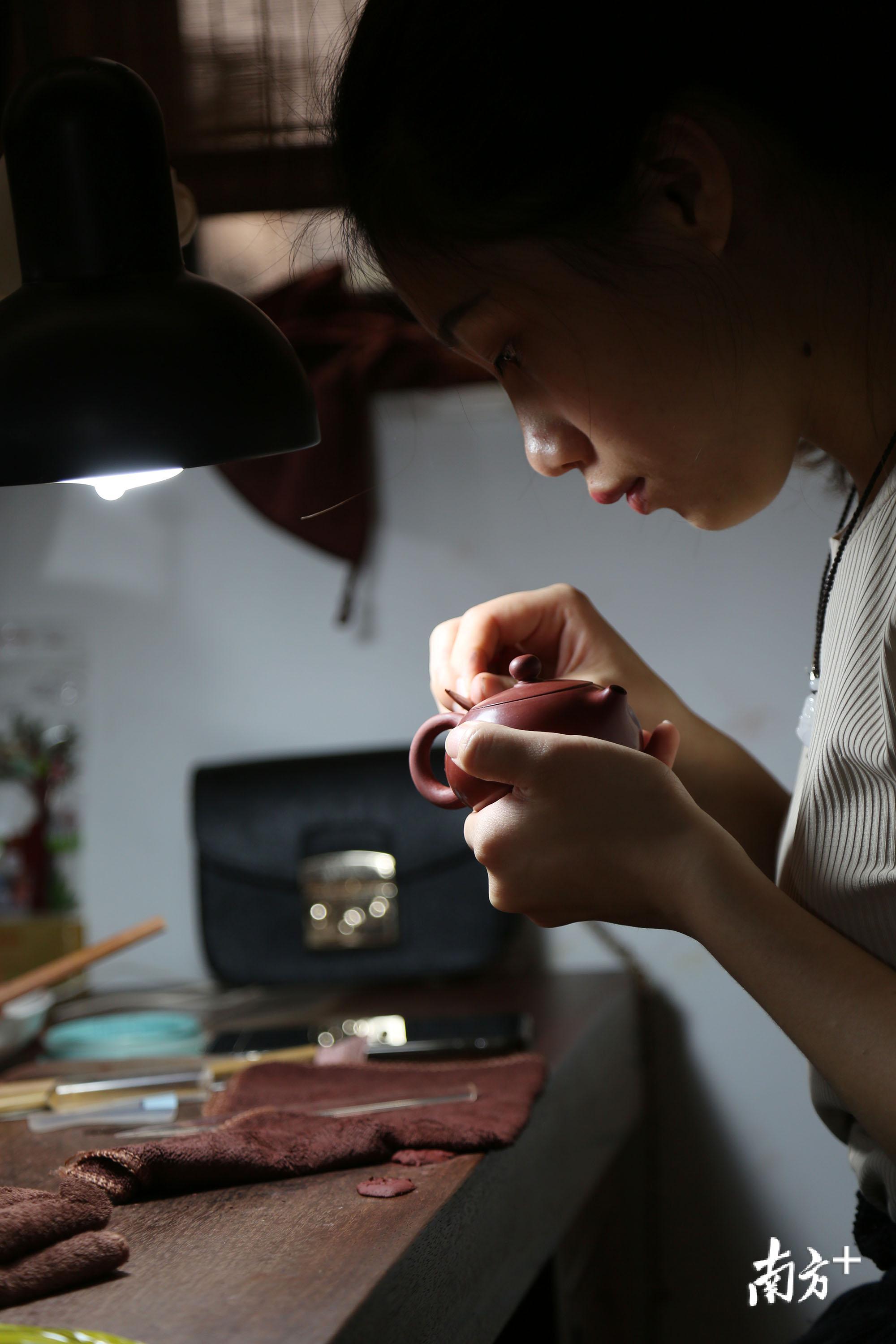 图为潮州手拉壶工艺师在制作手拉壶。 图为潮州手拉壶工艺师在制作手拉壶。