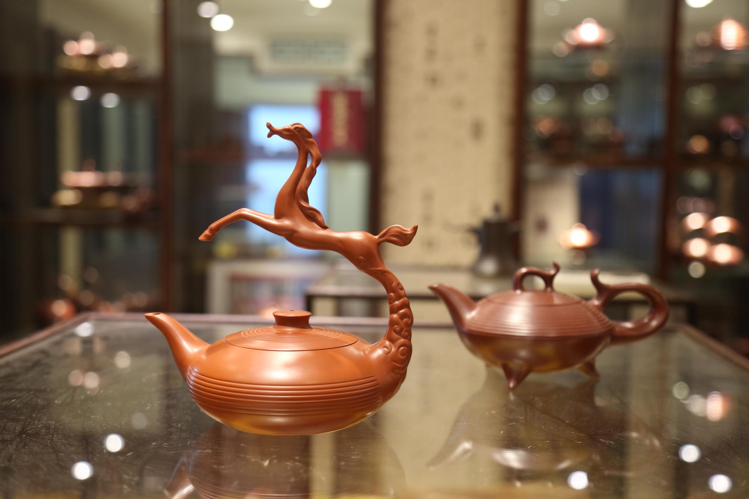 图为章广鑫设计的手拉朱泥壶 图为章广鑫设计的手拉朱泥壶