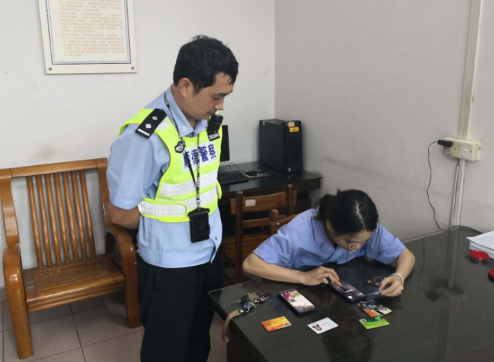 事主黄某在民警的指引下核查自己的被骗金额。