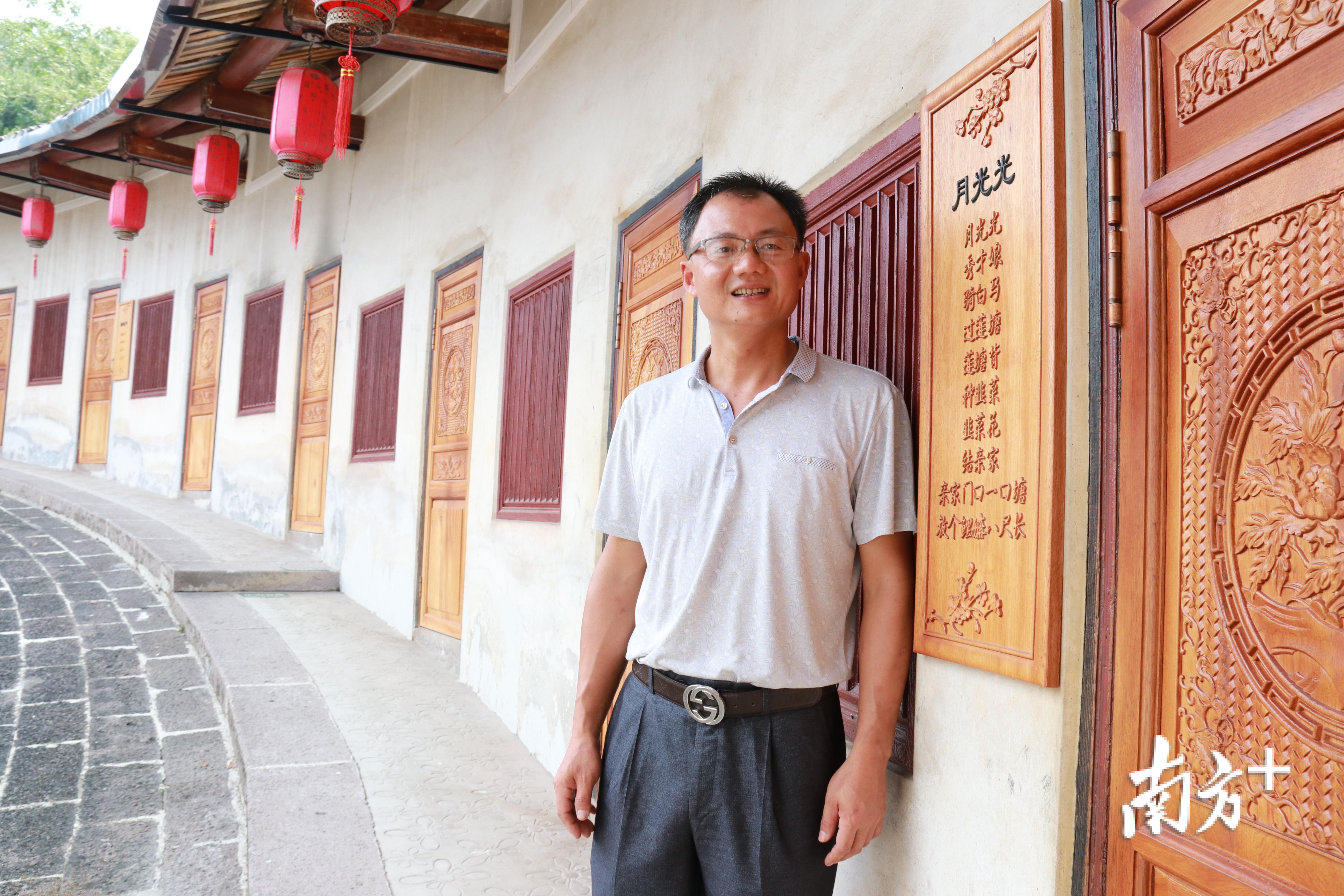 围龙屋守护人钟学宏。(南方日报记者 何森垚 摄) 围龙屋守护人钟学宏。(南方日报记者 何森垚 摄)