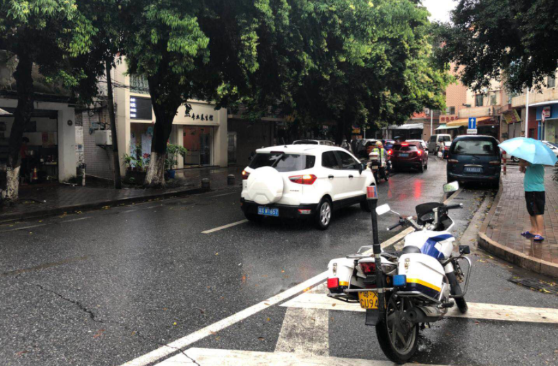 警用摩托车开道。