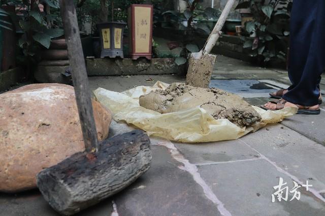 茶山公仔用泥十分考究,为了寻找到好的原料,林暖钦跑遍了东莞的陶泥产地。(麦炜源 摄) 茶山公仔用泥十分考究,为了寻找到好的原料,林暖钦跑遍了东莞的陶泥产地。(麦炜源 摄)