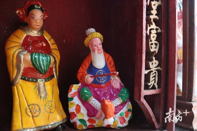 茶山公仔通体施彩,人物衣服按照不同角色,分别施以不同的颜色,色彩艳丽。(麦炜源 摄) 茶山公仔通体施彩,人物衣服按照不同角色,分别施以不同的颜色,色彩艳丽。(麦炜源 摄)