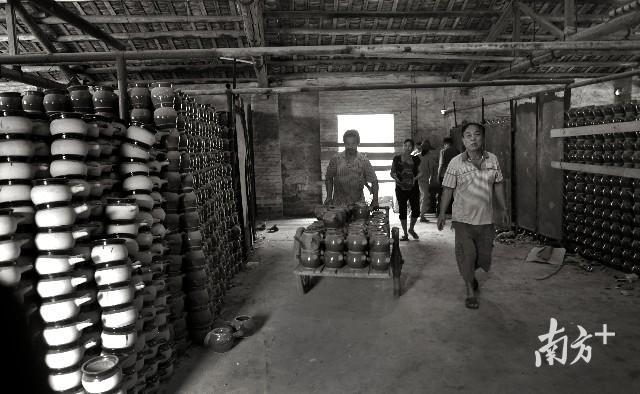 由寮步陶瓷厂出产的“金钱牌”日用陶器,曾经受到很多市民的欢迎。(曹永富 摄) 由寮步陶瓷厂出产的“金钱牌”日用陶器,曾经受到很多市民的欢迎。(曹永富 摄)