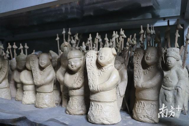 茶山公仔主要采用模印的方式,通过泥模压出坯形。(麦炜源摄) 茶山公仔主要采用模印的方式,通过泥模压出坯形。(麦炜源摄)