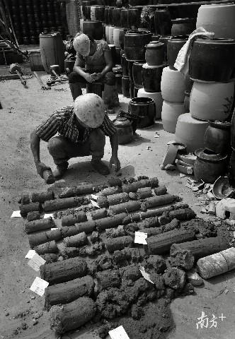 按照技术要求,寮步陶瓷厂就地挖取陶泥,制成日用陶器。(曹永富 摄) 按照技术要求,寮步陶瓷厂就地挖取陶泥,制成日用陶器。(曹永富 摄)