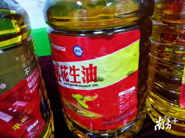 外包装简陋的假冒花生油。 外包装简陋的假冒花生油。