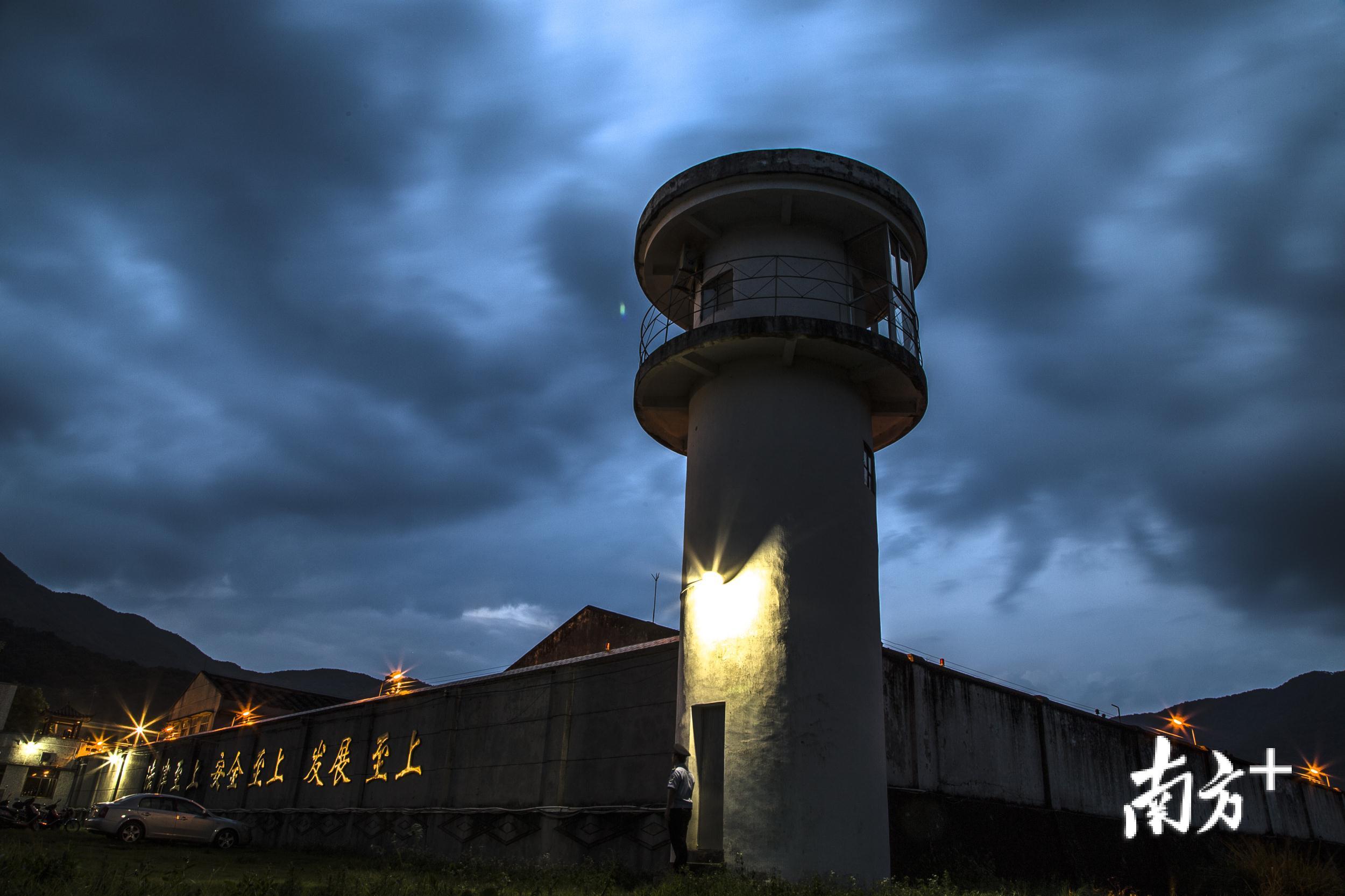 怀集监狱监仓哨楼  谢明育摄