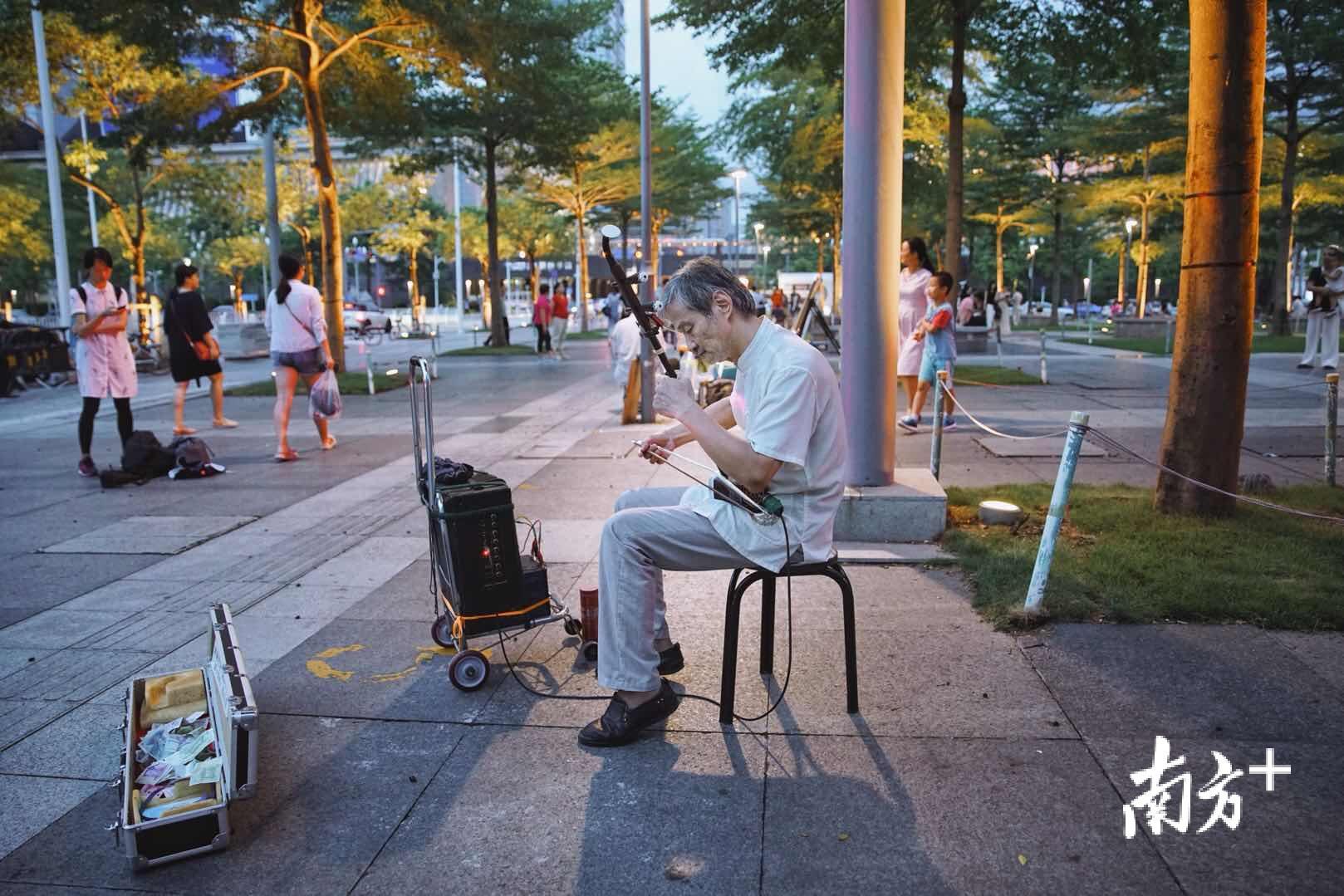 深圳街头二胡艺人骆宏俊