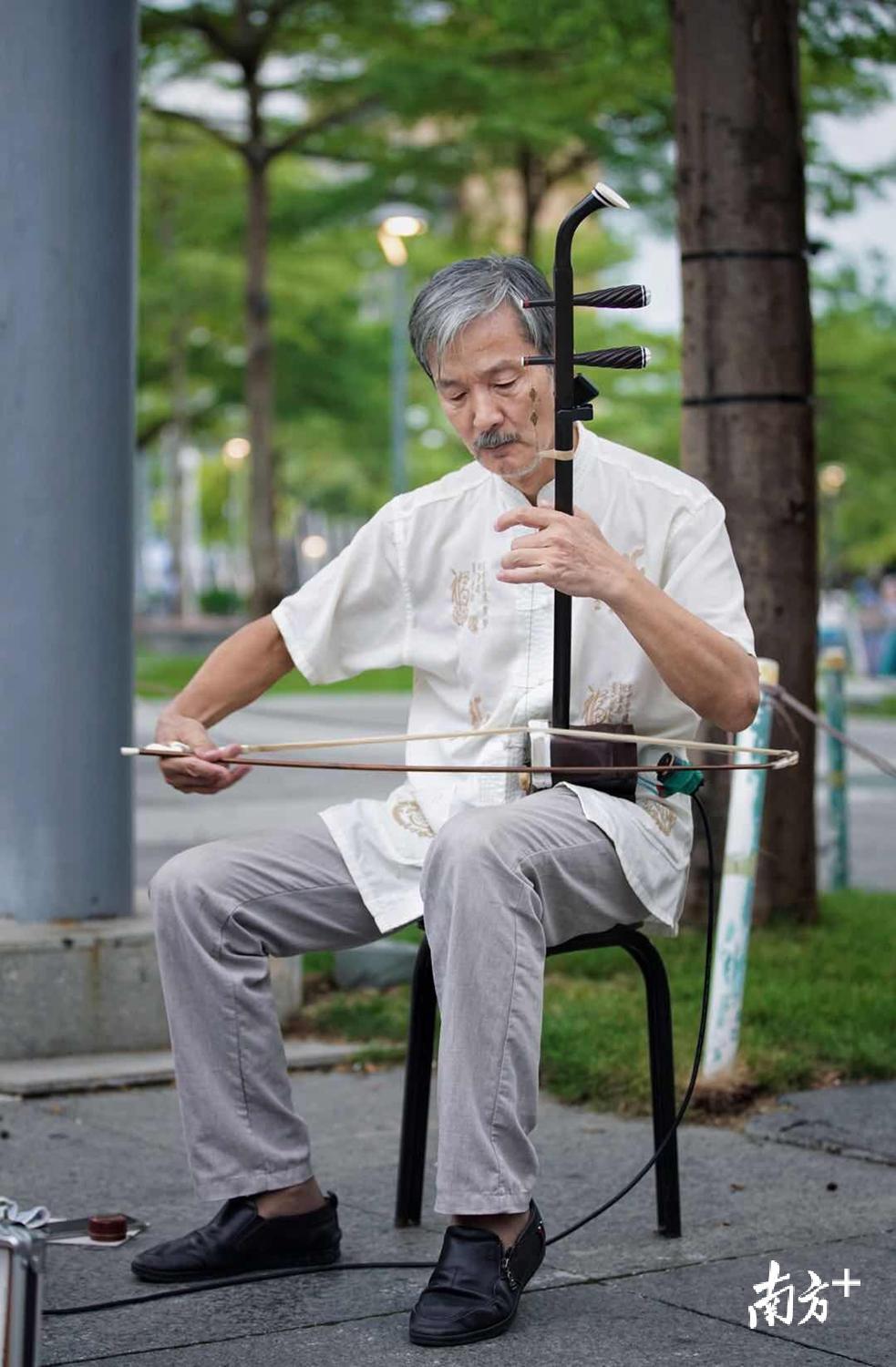 深圳街头二胡艺人骆宏俊