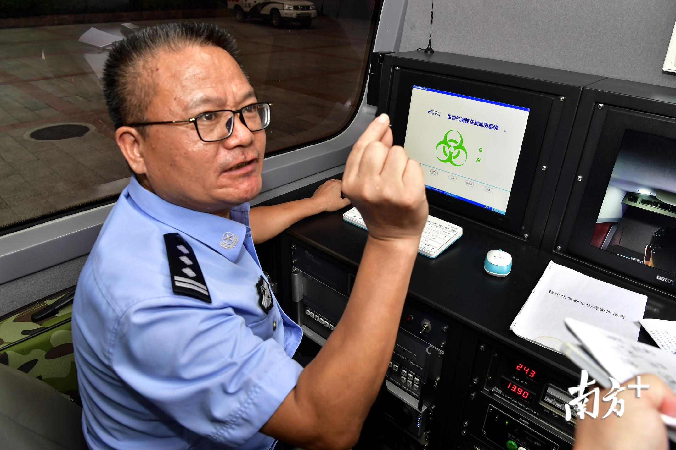 李建初在核生化侦检监测车内介绍相关仪器。