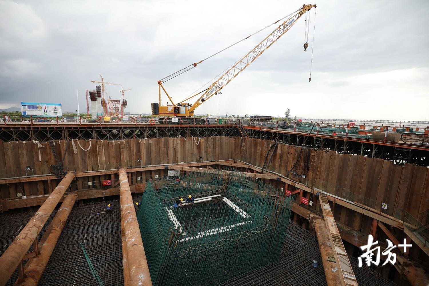 施工平台中的桥墩施工现场,工人们正在铺设钢筋