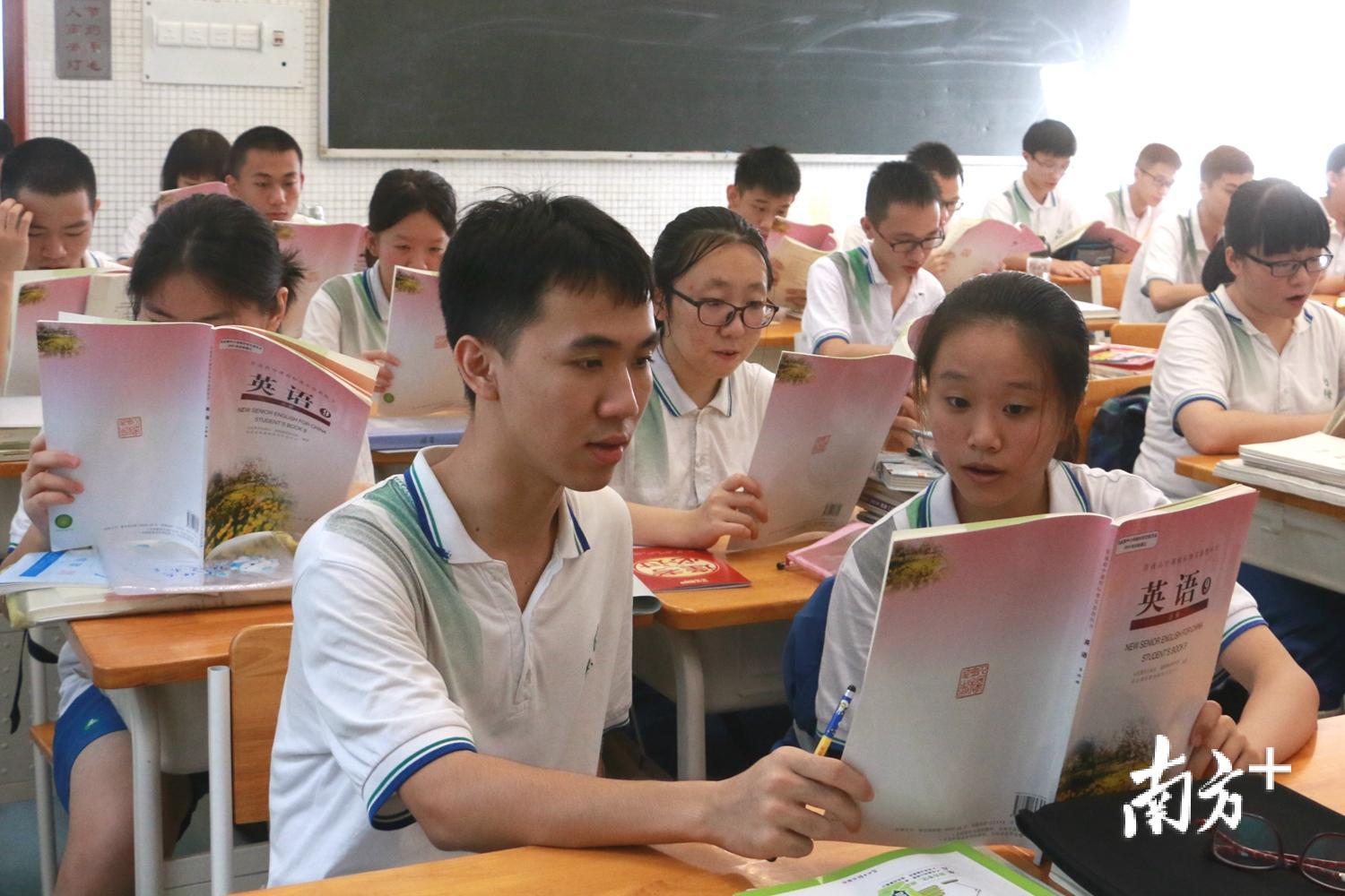 华附高三(7)班学生在早读课上朗读英语。 华附高三(7)班学生在早读课上朗读英语。