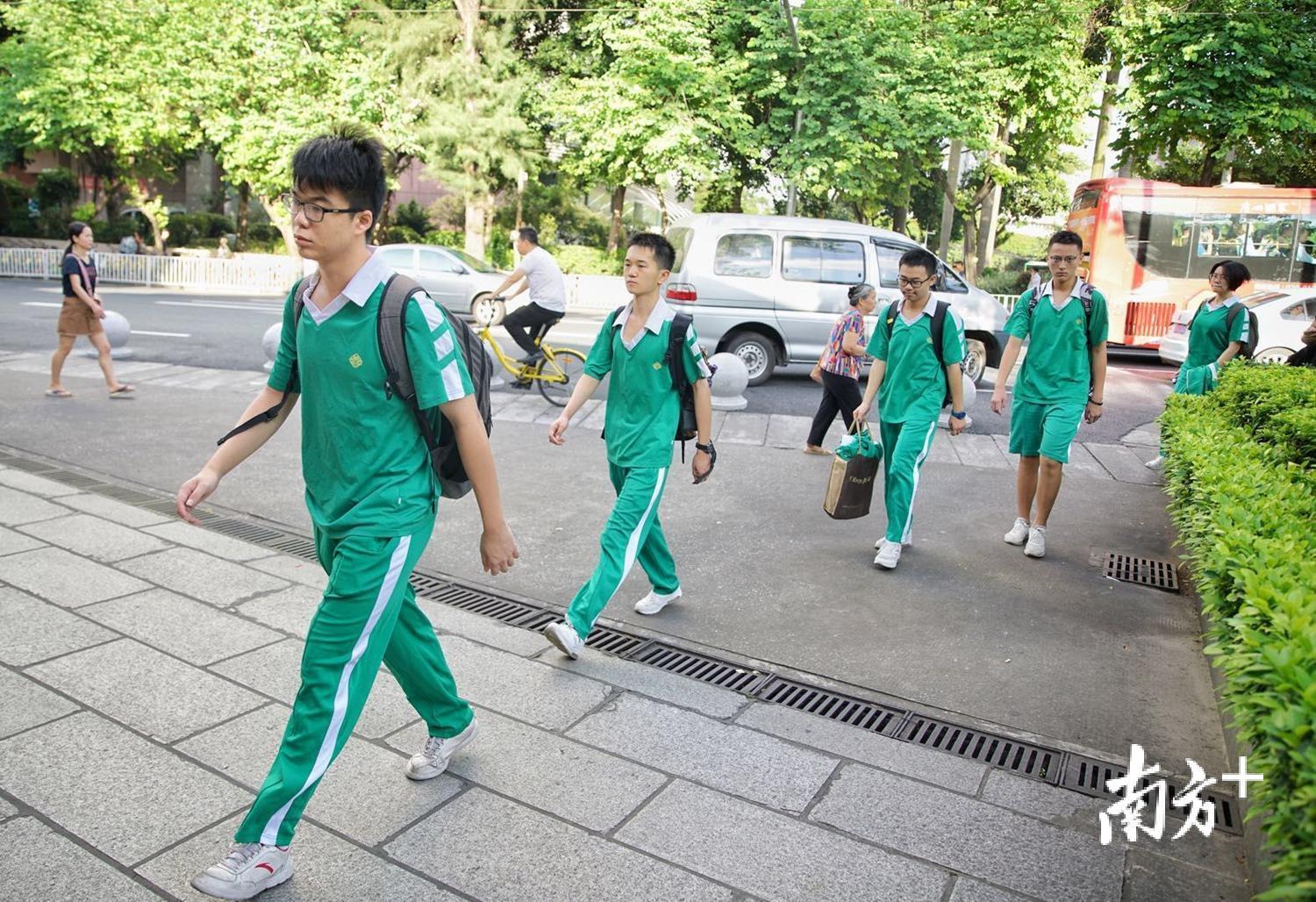 新学年,执信中学的同学们精神抖擞地走进校门。 新学年,执信中学的同学们精神抖擞地走进校门。